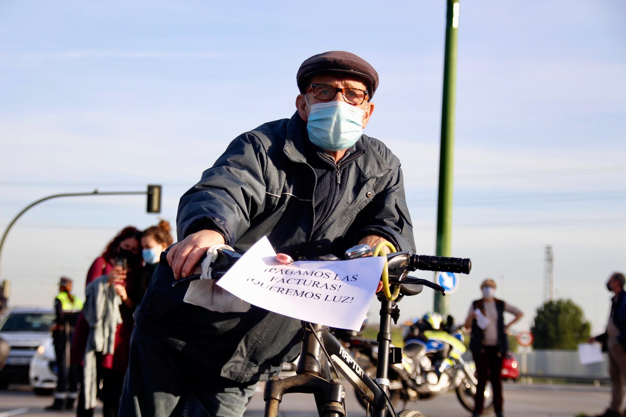 Manifestante cortes de Luz Polígono Sur 1